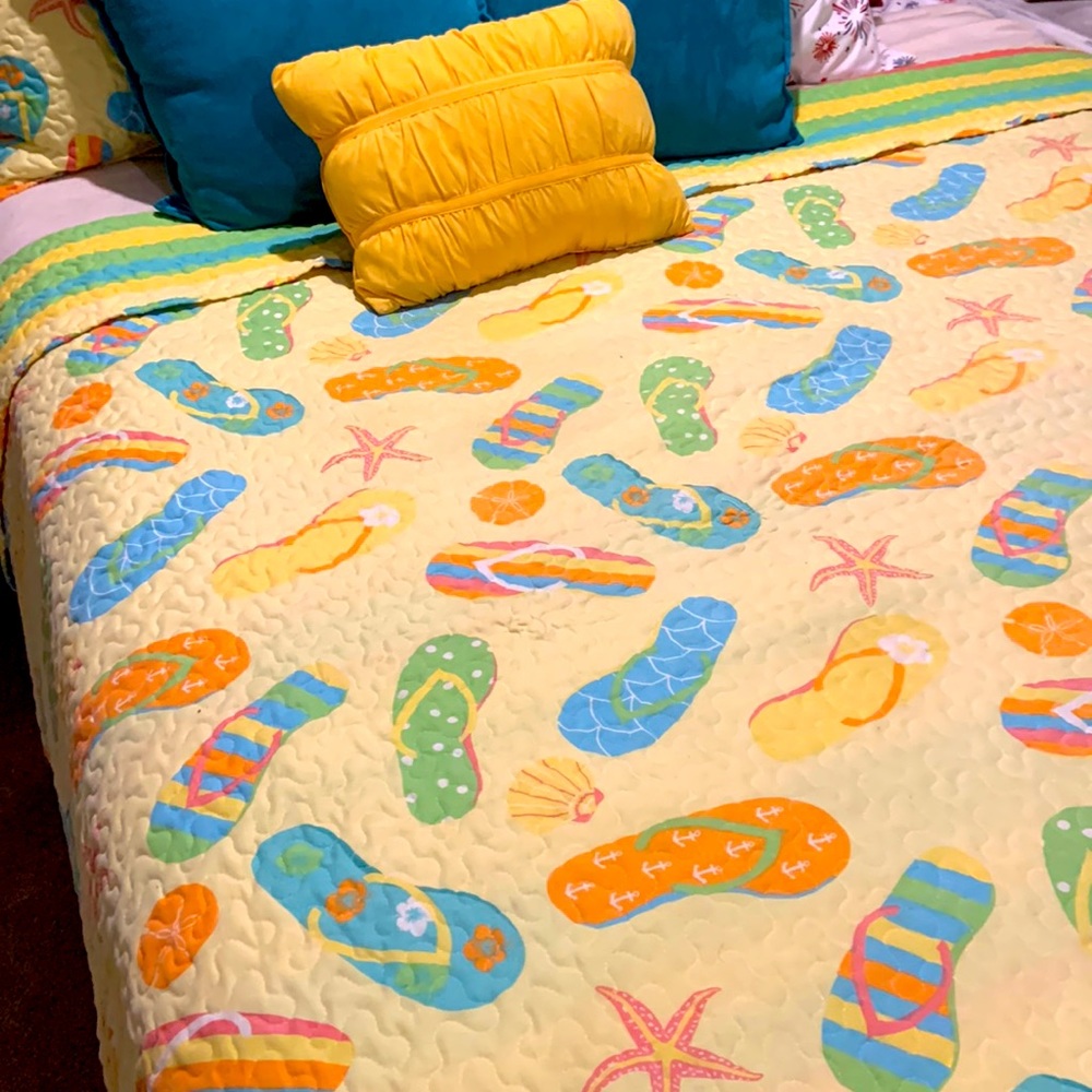 Queen reversible comforter with pillow shams